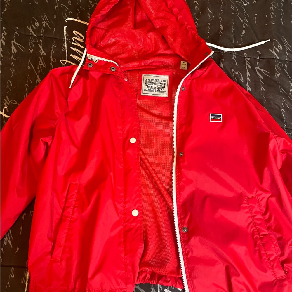 Levi Windbreaker Size XL fits like a medium